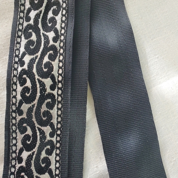 Souldier Rococo Black/Silver Guitar Strap w/Black Backing + Ends New Condition - Picture 5 of 8
